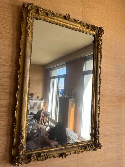 Grand miroir en bois sculpté et doré à décor...