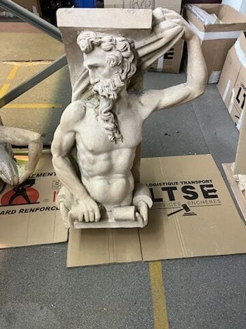 Paire d'atlantes en pierre reconstituée
Haut....