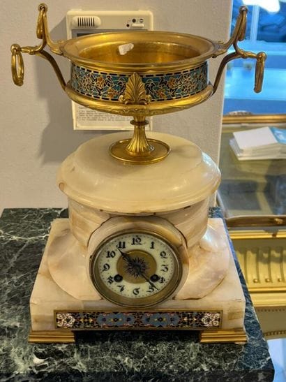 Clock surmounted by a cloisonné vase, founder...