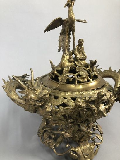 VIETNAM
Gilt bronze perfume burner with dragons...