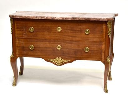 COMMODE en placage d'acajou satiné ouvrant...
