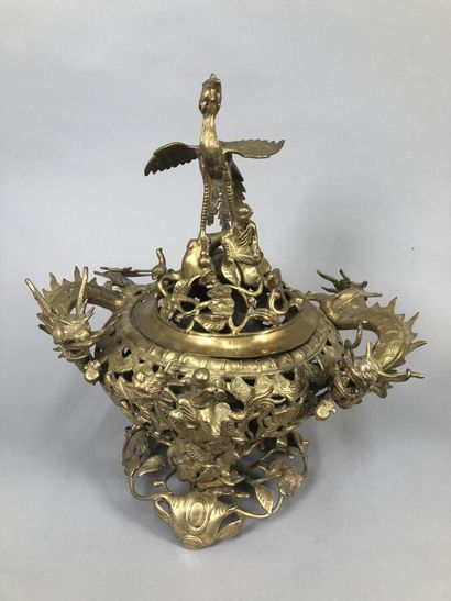 VIETNAM
Gilt bronze perfume burner with dragons...