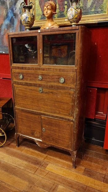 Secrétaire en bois de placage formant vitrine
Haut....