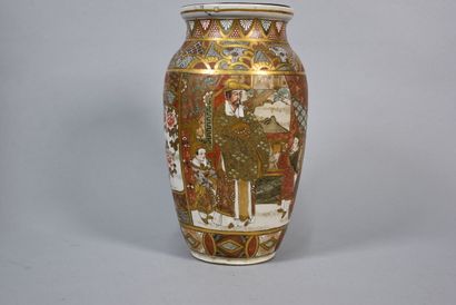 STASUMA JAPAN
Pair of porcelain vases decorated...