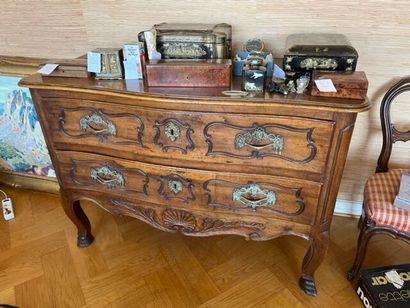 Commode en bois naturel mouluré et sculpté,...