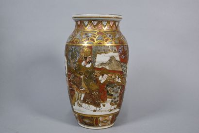 STASUMA JAPAN
Pair of porcelain vases decorated...