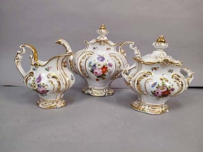 Part of a service in Limoges porcelain
(cracks,...