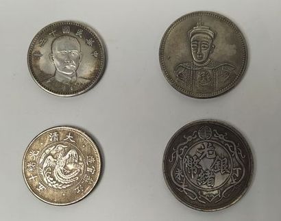 Ensemble de quatre pièces de monnaie chinoises,...
