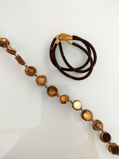Part of a necklace in talosela and mirror
A...
