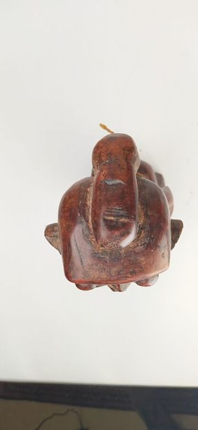 Une sculpture africaine 
Haut. : 30 cm ;...