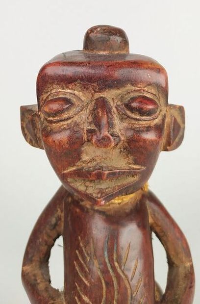 Une sculpture africaine 
Haut. : 30 cm ;...