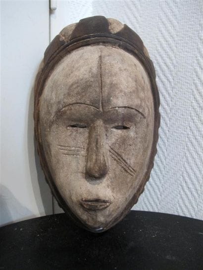 De style du Gabon. Masque sculpté et teinté,...