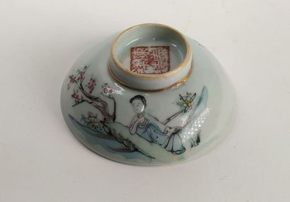 Service japonais en porcelaine, composé de...