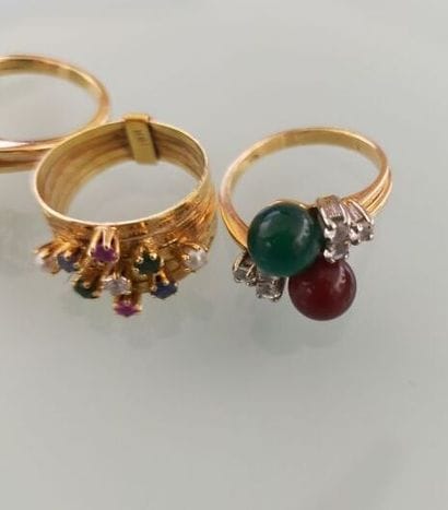 Lot of four yellow gold rings set with colored...