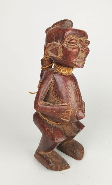 Une sculpture africaine 
Haut. : 30 cm ;...