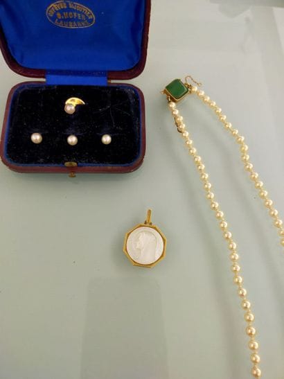 Yellow gold lot including : 
-a small pearl...