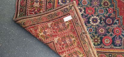 Tapis MELAYER à fond fleuri à décor d'un...