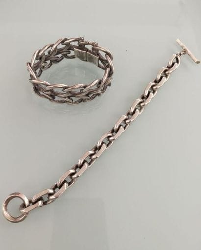 A silver bracelet with large links
Weight...