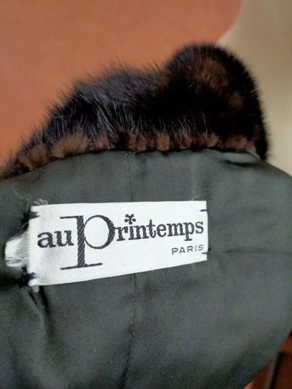 IN SPRING
Dark mink coat
Two pockets, notched...