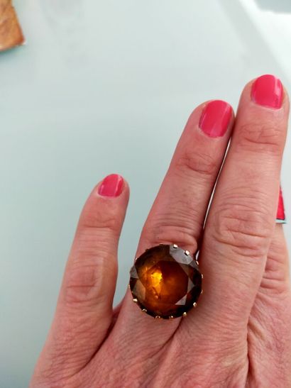 Ring in 18k yellow gold set with a round...