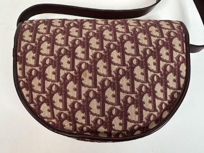 CHRISTIAN DIOR
Shoulder bag in signed canvas...