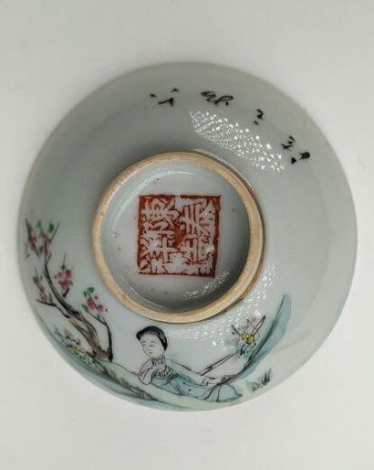 Service japonais en porcelaine, composé de...