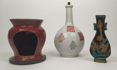 Ensemble de trois céramiques, dont : 
Un...