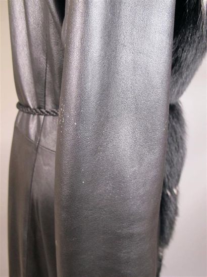 Italian work
Long black leather coat, collar,...