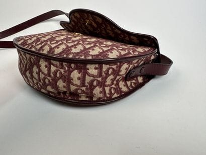 CHRISTIAN DIOR
Shoulder bag in signed canvas...