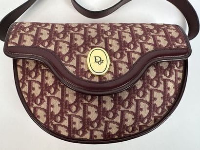 CHRISTIAN DIOR
Shoulder bag in signed canvas...