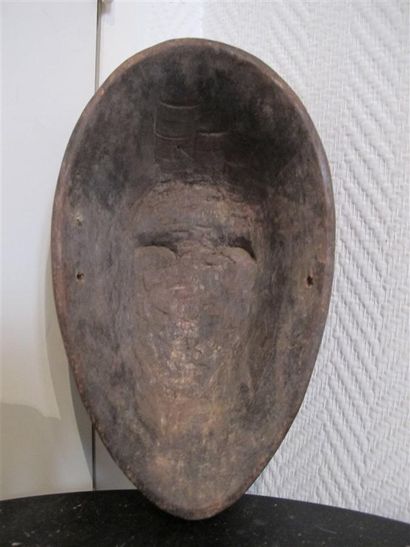 De style du Congo.
Masque sculpté et teinté...