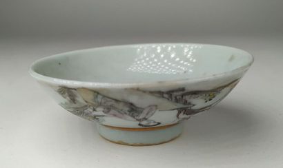 Service japonais en porcelaine, composé de...