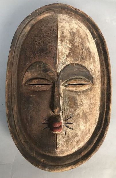 De style du Gabon.
Masque en bois sculpté...