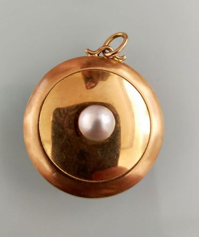 18k yellow gold pendant set with a pearl
Gross...
