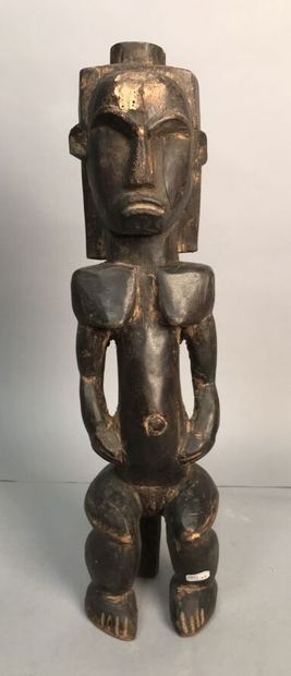 Statuette de femme en bois sculpté à patine...