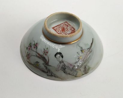 Service japonais en porcelaine, composé de...