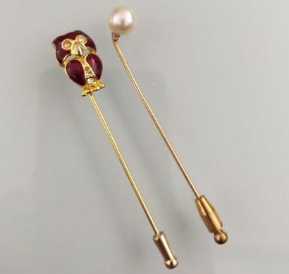 Tie pin in yellow gold decorated with a white...