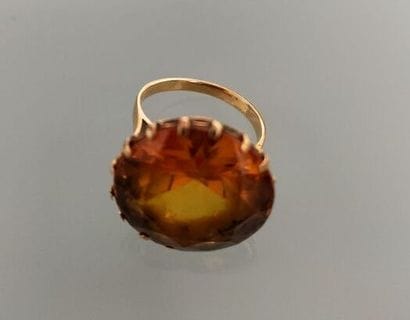 Ring in 18k yellow gold set with a round...
