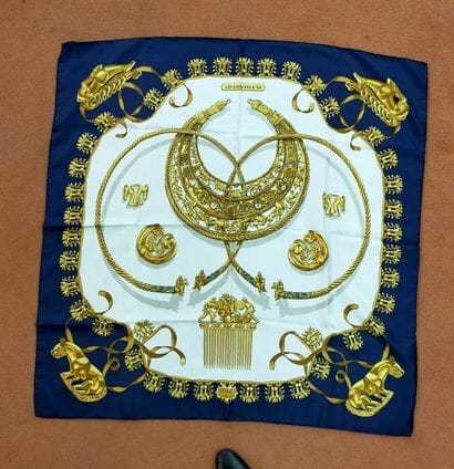 HERMES Paris
Square in printed silk 