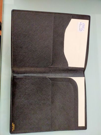 GUCCI
Two black leather card pockets