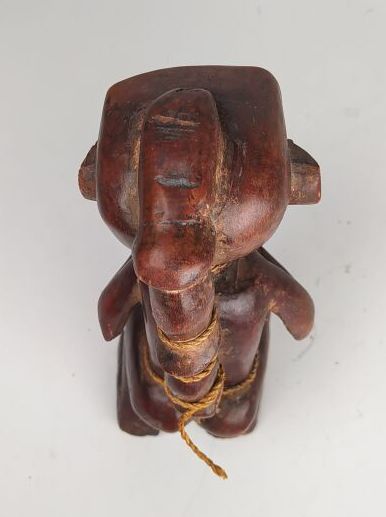 Une sculpture africaine 
Haut. : 30 cm ;...
