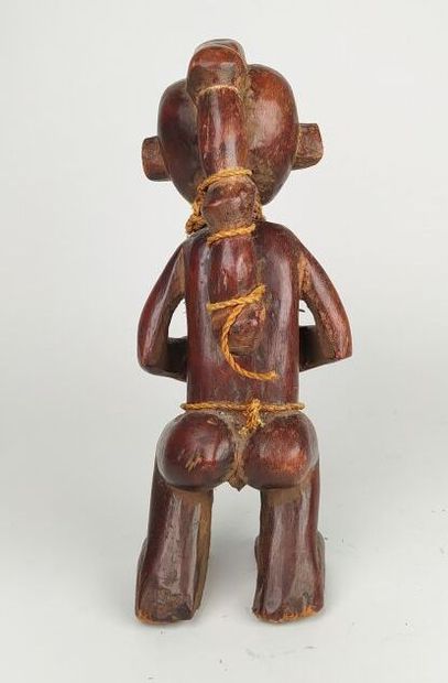 Une sculpture africaine 
Haut. : 30 cm ;...