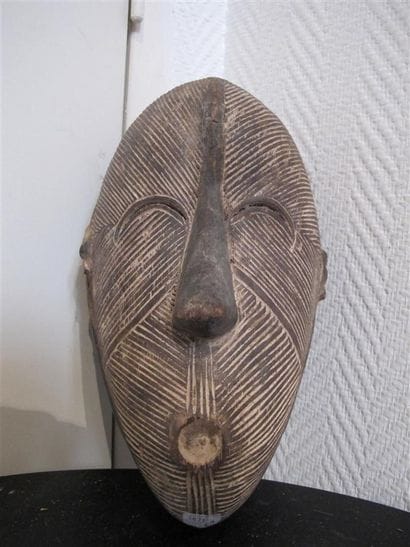 De style du Congo.
Masque sculpté et teinté...