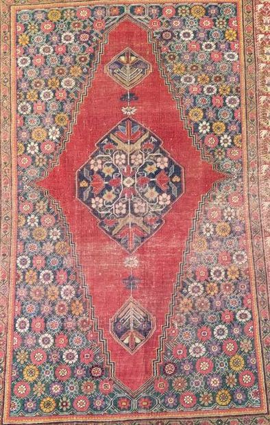 Tapis MELAYER à fond fleuri à décor d'un...