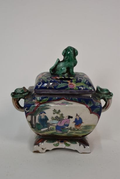CHINE
Brule parfum en porcelaine à décor...