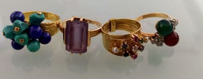 Lot of four yellow gold rings set with colored...