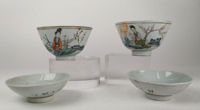 Service japonais en porcelaine, composé de...