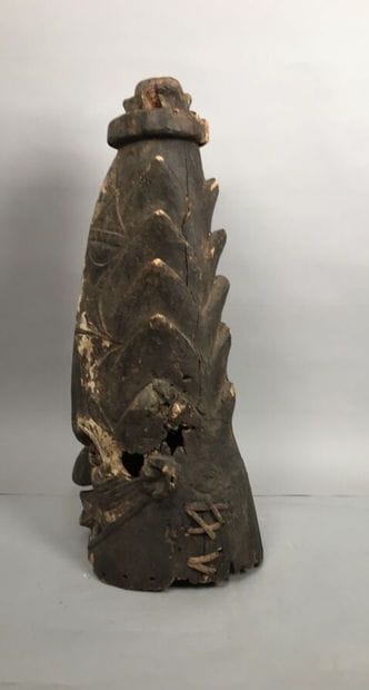 Masque casque en bois sculpté et teinté.
Haut....