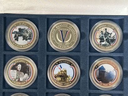 Box of 12 medals, World War II colored collection,...