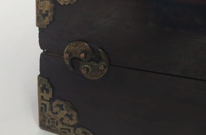Petit coffret en bois exotique et métal
(rayures...